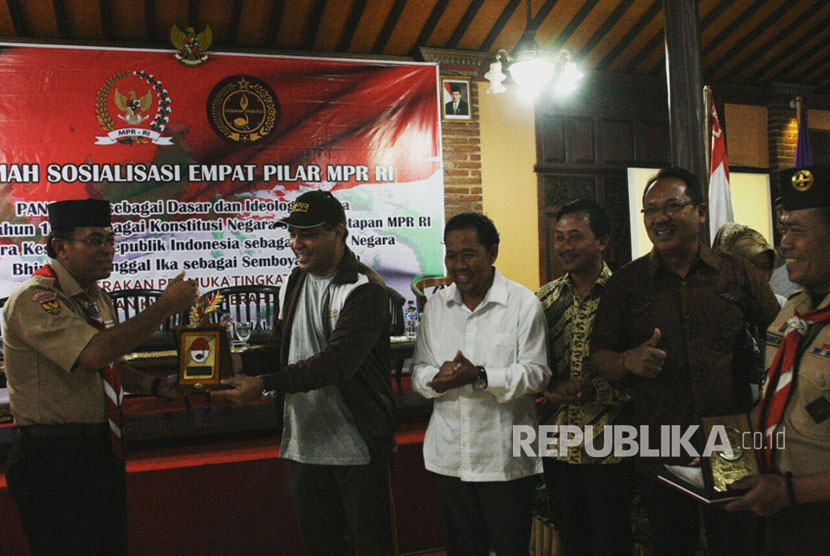 Anggota Badan Sosialiasi MPR,  Adrianus Garu, mewakili pimpinan MPR RI, Jumat sore (22/9),  membuka secara resmi  Kemah Sosialisasi Empat Pilar MPR di Balemong Resort, Ungaran, Jawa Tengah. 