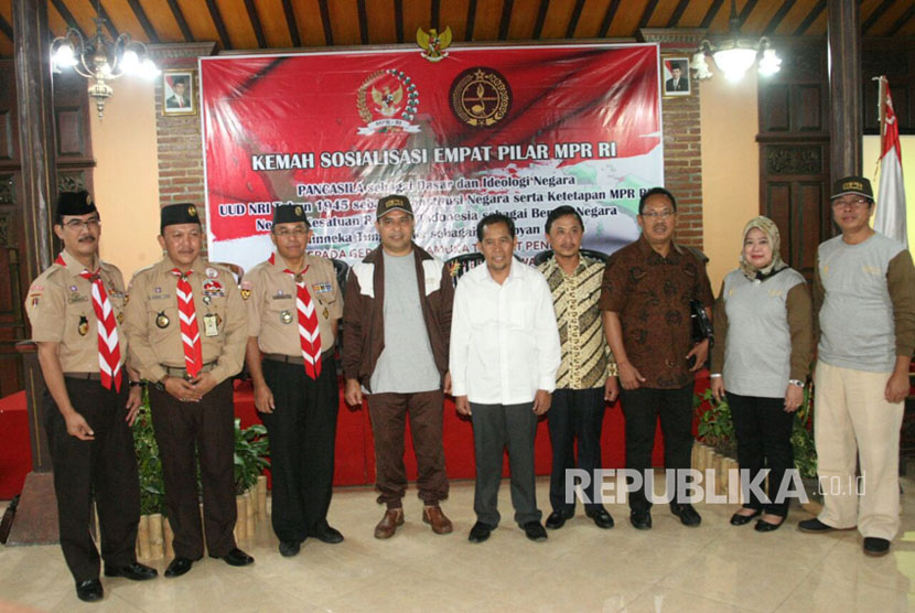Anggota Badan Sosialiasi MPR,  Adrianus Garu, mewakili pimpinan MPR RI, Jumat sore (22/9),  membuka secara resmi  Kemah Sosialisasi Empat Pilar MPR di Balemong Resort, Ungaran, Jawa Tengah. 