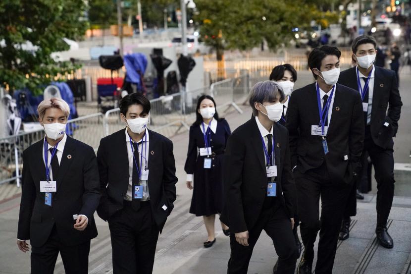 Anggota band Korea Selatan BTS, dari kiri, J-Hope, Jung Kook, Suga, Jimin, sebagian tertutup, Jin dan RM tiba di pemeriksaan keamanan di markas besar PBB, Senin, 20 September 2021.