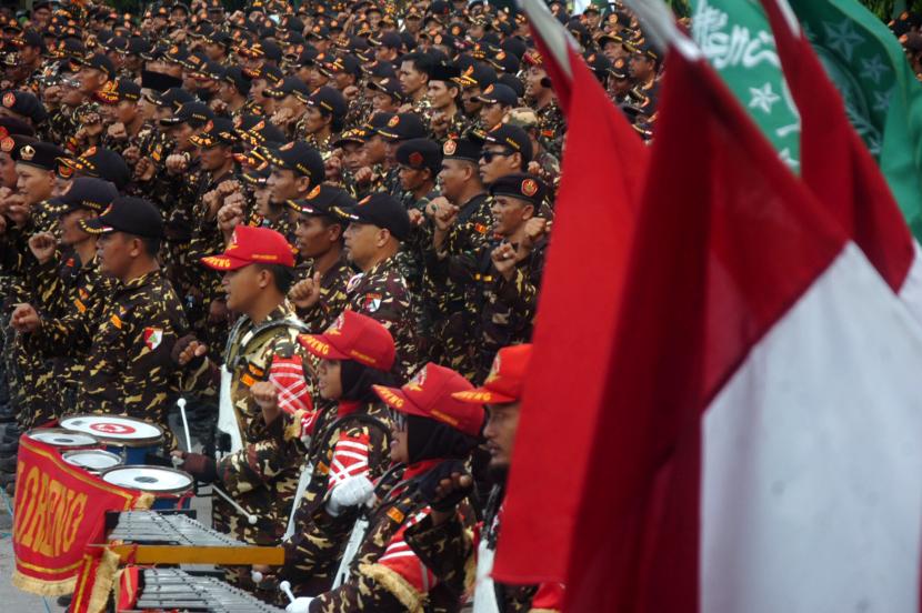 Anggota Barisan Ansor Serbaguna (Banser) mengikuti Apel Nasional di Taman Rakyat Slawi, Kabupaten Tegal, Jawa Tengah, Sabtu (22/10/2022). Apel 5.000 Pasukan Ansor, PCNU, santri dan Banser untuk menanamkan rasa cinta kepada NKRI tersebut dalam rangka memperingati Hari Santri Nasional 2022. 