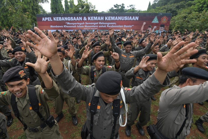 Anggota Barisan Ansor Serbaguna (Banser) Nahdlatul Ulama mengikuti Apel Kebangsaan dan Kemah Kemanusiaan di Bumi Perkemahan Ragunan, Jakarta Selatan, Selasa (18/4). 