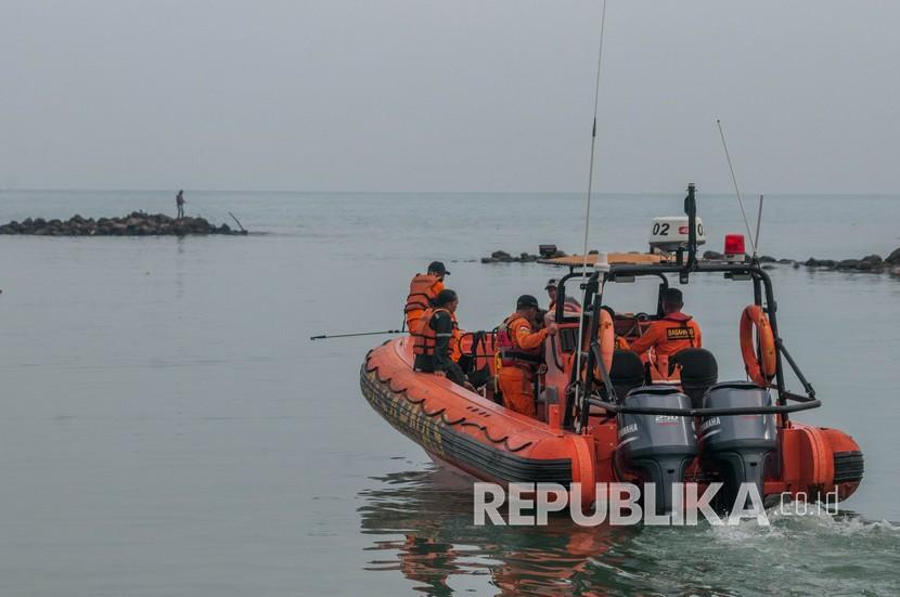 Anggota Basarnas Banten melakukan pencarian korban tenggelam di laut (ilustrasi)