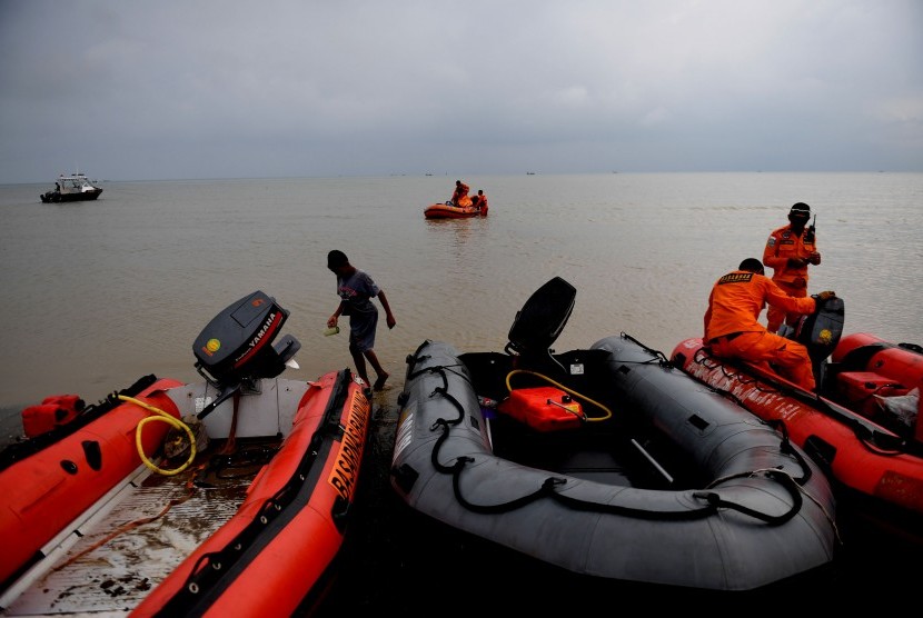 Anggota Basarnas bersiap melakukan proses evakuasi korban jatuhnya pesawat Lion Air JT 610 di Pantai Tanjung Pakis, Karawang, Jawa Barat, Selasa (30/10/2018).