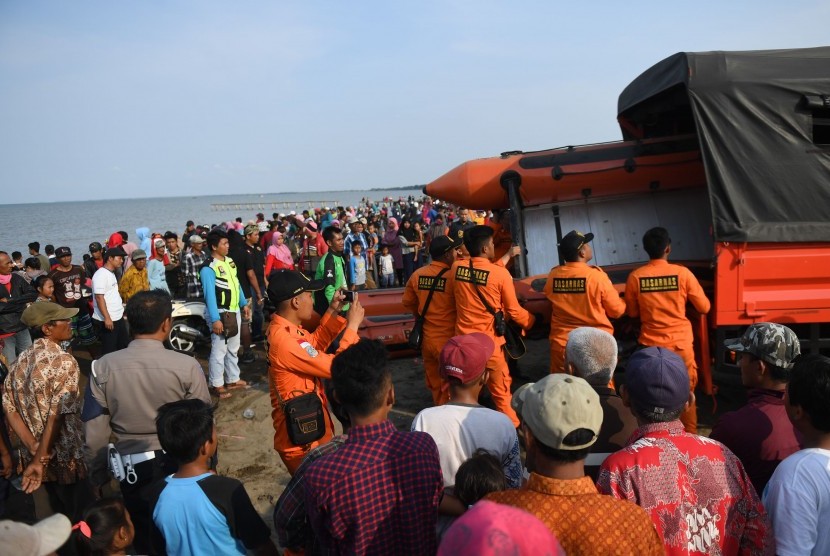 Anggota Basarnas bersiap melakukan proses evakuasi pesawat Lion Air JT 610 di Pantai Tanjung Pakis, Karawang, Jawa Barat, Senin (29/10/2018).