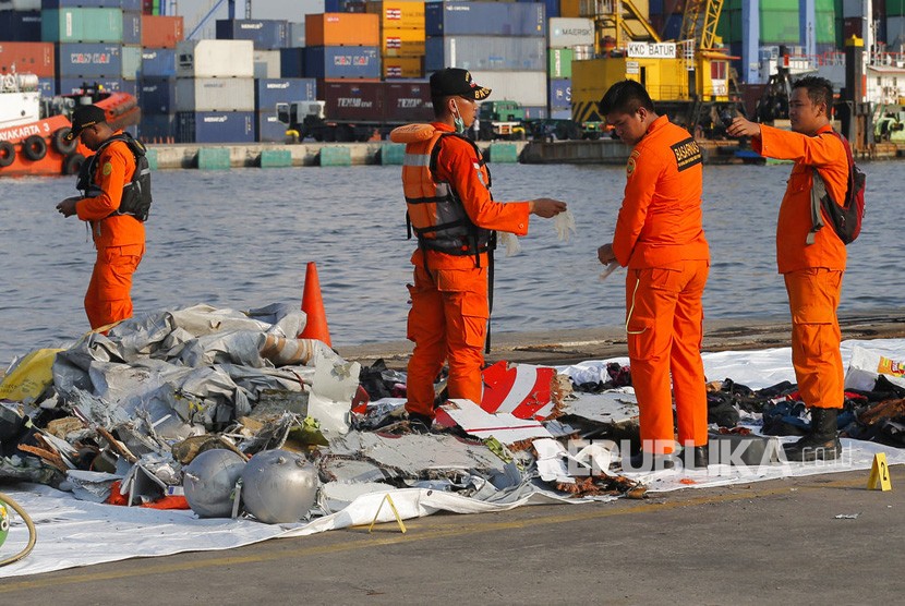 Anggota Basarnas memeriksa puing pesawat Lion Air JT 610 pascakecelakaan,di Pelabuhan Tanjung Priok Jakarta, Senin (29/10/2018).