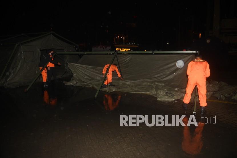 Anggota Basarnas mendirikan tenda posko di Dermaga Pelabuhan JICT 2, Jakarta, Sabtu (9/1/2021). Kegiatan tersebut untuk persiapan proses pencarian pesawat Sriwijaya Air SJY 182 yang hilang kontak di perairan Kepulauan Seribu. 