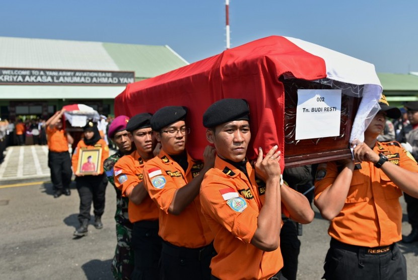 Anggota Basarnas mengusung peti berisi jenazah korban kecelakaan helikopter Basarnas di Temanggung, pada upacara pemberangkatan jenazah di Lanumad Ahmad Yani Semarang, Jawa Tengah, Senin, (3/7).