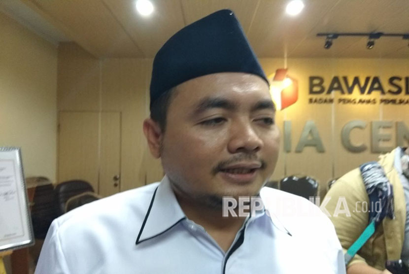 Anggota Bawaslu, Mochamad Afifuddin, saat menyampaikan keterangan pers di Kantor Bawaslu, Thamrin Jakarta Pusat, Selasa (15/5). Bawaslu duga KPU Jawa Barat Kecolongan soal insiden kaos #2019GantiPresiden saat debat publik pada Senin (14/5) malam. 