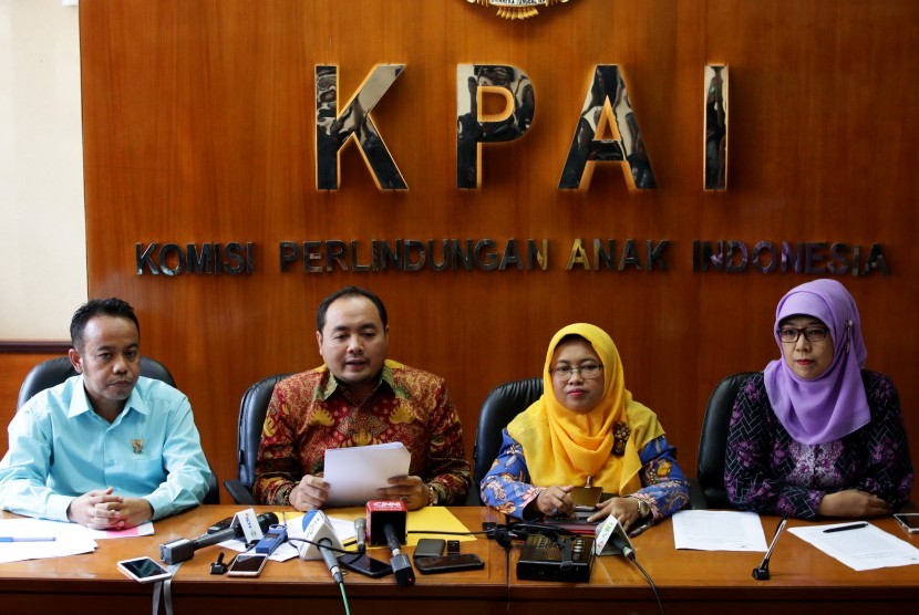 Anggota Bawaslu Mochammad Afifuddin (kedua kiri) didampingi Wakil Ketua Komisi Perlindungan Anak Indonesia (KPAI) Rita Pranawati (kedua kanan), Anggota Komisi Perlindungan Anak Indonesia (KPAI) Jasra Putra (kiri) dan Sitti Hikmawatty, memberikan keterangan pers tentang pelibatan anak dalam kampanye politik selama Pemilu 2019 di Kantor KPAI, Jakarta, Kamis (11/4/2019).