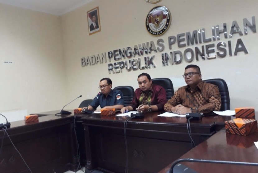 Anggota Bawaslu Muchamad Afifudin dan Fritz Siregar memberikan keterangan pers terkait hasil pengawasan proses pendaftaran partai peserta Pemilu 2019. Keterangan diberikan di kantor Bawaslu, Jakarta, Selasa (17/10).