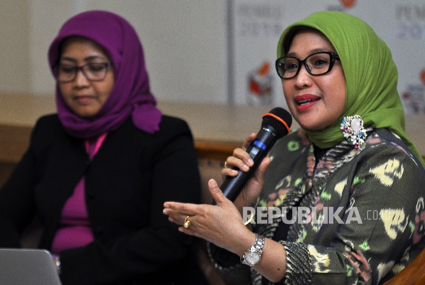 Anggota Bawaslu Ratna Dewi Pettalolo (kanan) memberikan paparanya didampingi Pengiat Pemilu Wahidah Suaib Wittoeng (kiri) saat diskusi pers di Kantor KPU RI, Jakarta, Selasa (24/10). 