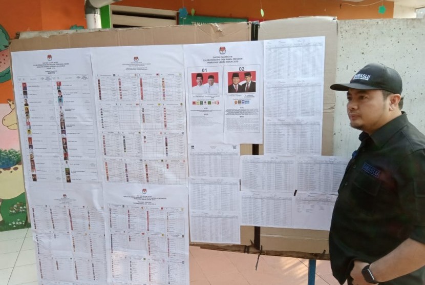 Anggota Bawaslu RI, Mochammad Afifuddin melakukan pengawasan pemungutan suara di TPS 062 Cipayung, Tangerang Selatan, Rabu (17/4).