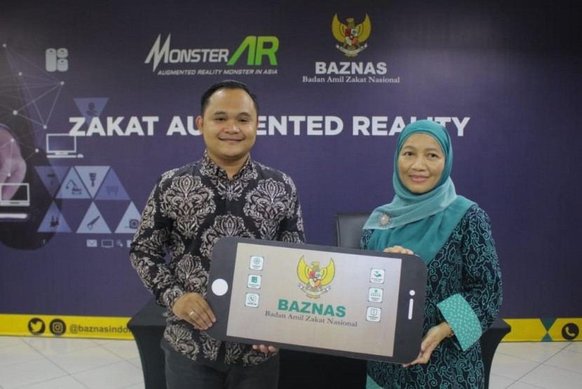 Anggota BAZNAS, Emmy Hamidiyah (kanan) dan  Direktur Utama MonsterAR, Rizal Pamungkas dalam acara peluncuran aplikasi BAZNAS Augmented Reality (BAZNAS AR) di Jakarta pada Senin (23/12).