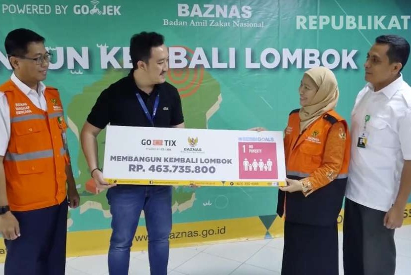 Anggota Baznas, Emmy Hamidiyah (kedua kanan) saat memberikan donasi hasil kerja sama untuk korban gempa di Lombok, Nusa Tenggara Barat (NTB). 