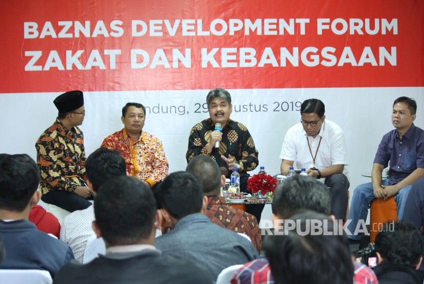 Anggota Baznas, Irsyadul Halim menyampaikan pemaparannya pada Baznas Development Forum yang bertajuk Zakat dan Kebangsaan, di Kantor Rumah Jakat, Jalan Turangga, Kota Bandung, Kamis (29/8).