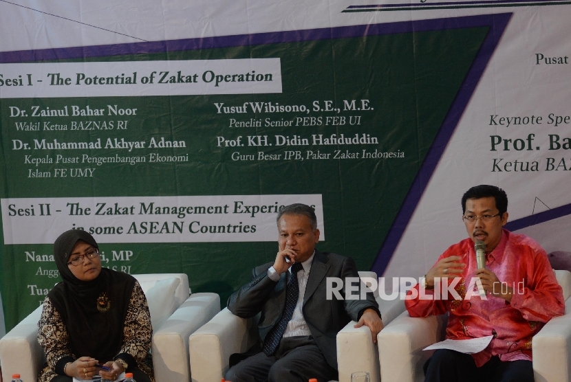  Anggota Baznas Nana Mintarti (kiri), Senior General Manager Pusat Pungutan Zakat Malaysia Tuan Azrin Bin Abdul Manan (tengah), dan Pusat Zakat Negeri Sembilan Malaysia Ust. Nor Azmi Bin Musa menjadi nara sumber dalam diskusi Sesi II The Zakat Management