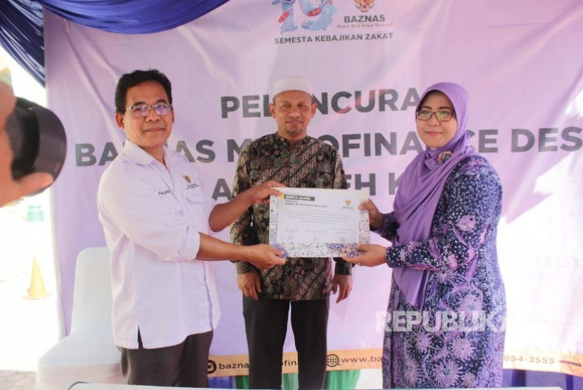 Anggota Baznas Nana Mintarti meresmikan Layanan Baznas Microfinance Desa (BMD) di Lampaseh Kota, Kutajaya, Banda Aceh, Kamis (13/2). 