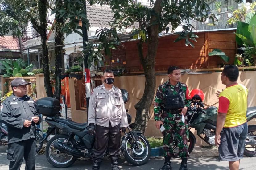 Anggota Bhabinkamtibmas, Babinsa, dan petugas keamanan Kelurahan Purwantoro, Kecamatan Blimbing, Kota Malang melakukan patroli permukiman selama libur Lebaran 2022. 