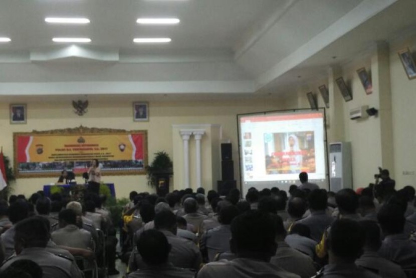 Anggota Bhabinkamtibmas  Polda DIY mengikuti pelatihan komunikasi efektif yang diberikan oleh AMIK BSI Yogyakarta.  