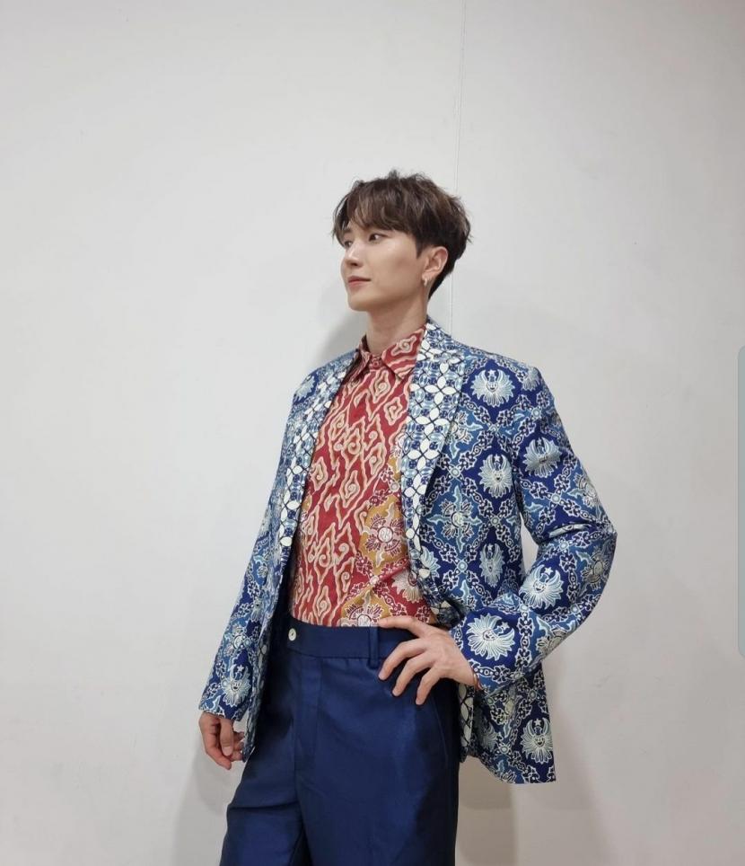 Anggota boyband Super Junior, Park Jung-soo alias Leeteuk memakai baju batik yang diberikan Gubernur Jawa Barat, Ridwan Kamil