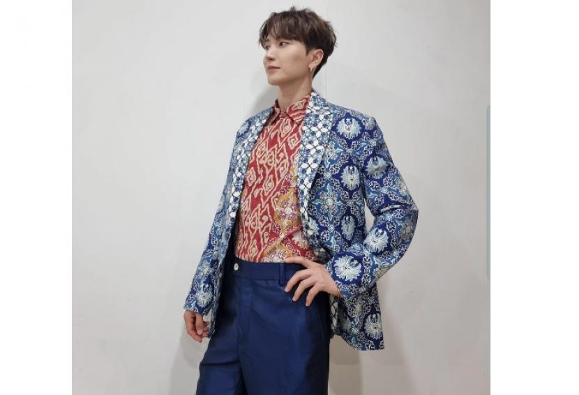 Anggota boyband Super Junior, Park Jung-soo alias Leeteuk memakai baju batik yang diberikan Gubernur Jawa Barat, Ridwan Kamil