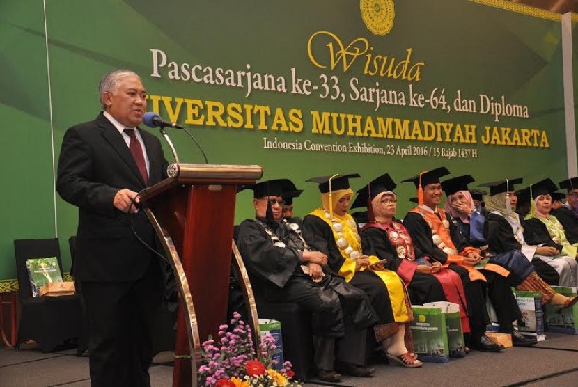 Anggota BPH UMJ,  Din Syamsudin saat menyampaikan Orasi Ilmiah dalam Acara Wisuda UMJ, 23 April 2016 di Gedung ICE BSD City.