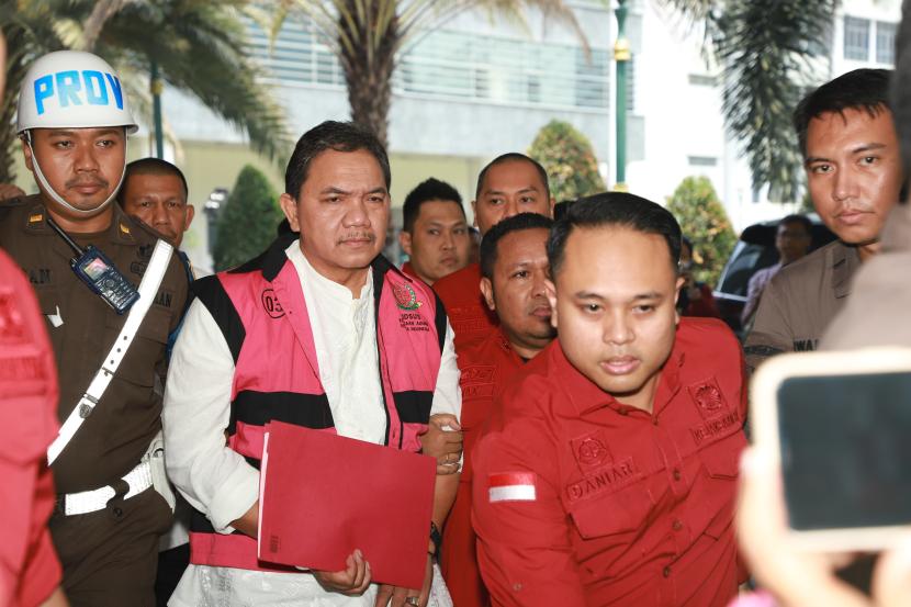 Anggota BPK Achsanul Qosasi digelandang keluar penyidik Jampidsus Kejagung di Gedung Bundar Kejagung, Jakarta Selatan, Jumat (3/11/2023).