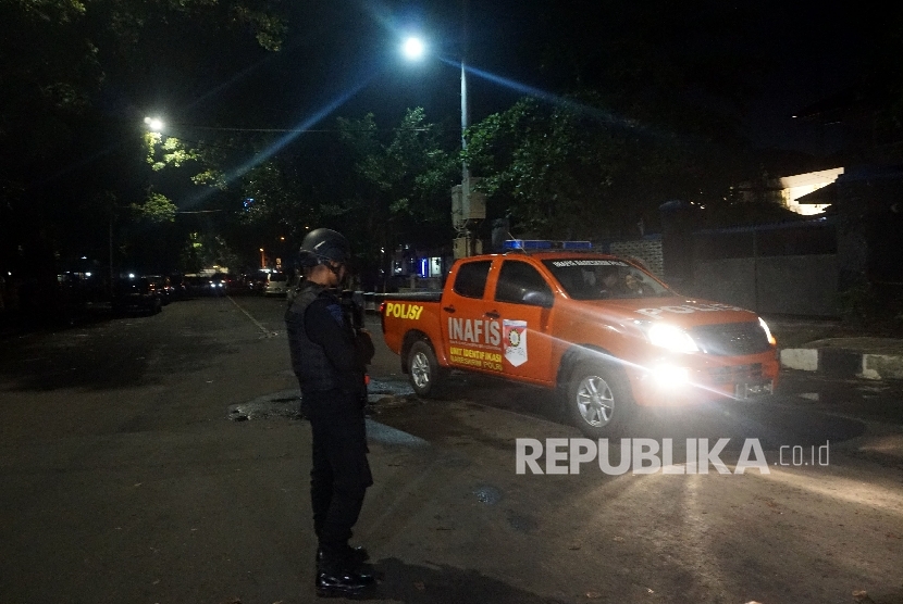  Anggota Brimob berjaga di sekitar tempat kejadian perkara penikaman anggota polisi di depan Masjid Falatehan , Jakarta Selatan, Jumat (30/6).