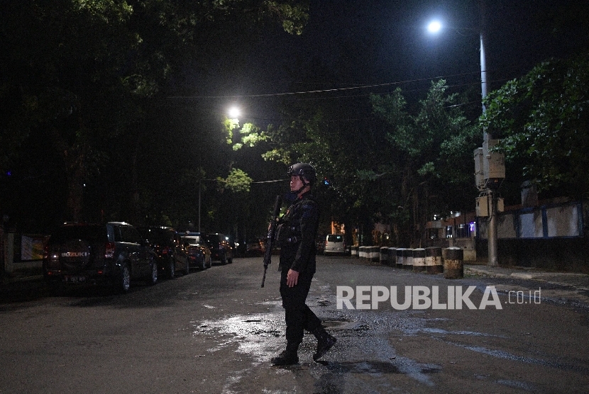 Anggota Brimob berjaga di sekitar tempat kejadian perkara penikaman anggota polisi di Mabes Polri, Jakarta Selatan, Jumat (30/6). 