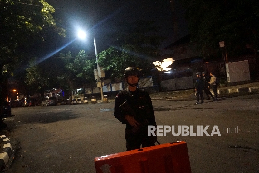 Anggota Brimob berjaga di sekitar tempat kejadian perkara penikaman anggota polisi di depan Masjid Falatehan,Jakarta Selatan, Jumat (30/6)