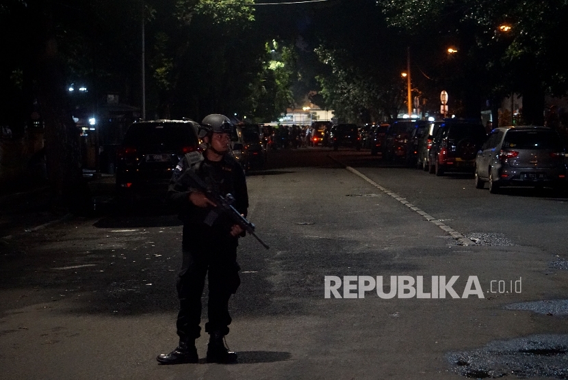 Anggota Brimob berjaga di sekitar tempat kejadian perkara penikaman anggota polisi di depan Masjid Falatehan , Jakarta Selatan, Jumat (30/6)