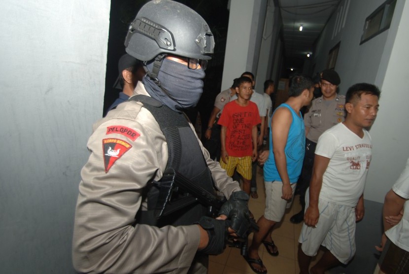   Anggota Brimob berjaga saat dilakukan razia narkoba terhadap narapidana di Lapas Kelas II A Muara, Padang, Sumatera Barat, Rabu (16/3).
