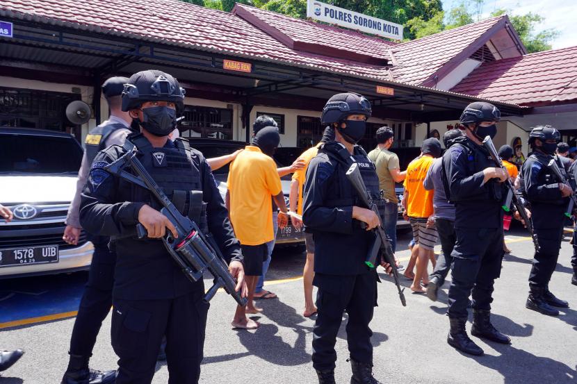 Anggota Brimob berjaga saat para tersangka kerusuhan digiring di Polres Sorong Kota, Sorong, Papua Barat, Sabtu (29/1/2022).(Ilustrasi)