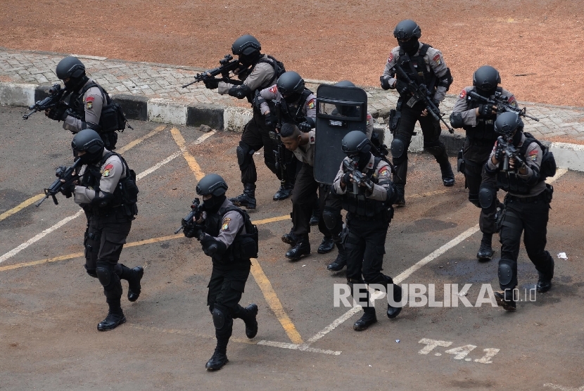Anggota Brimob melakukan simulasi penanganan terorisme di lapangan Polda Metro Jaya, Jakarta, Kamis (4/2).   (Republika/Yasin Habibi) 