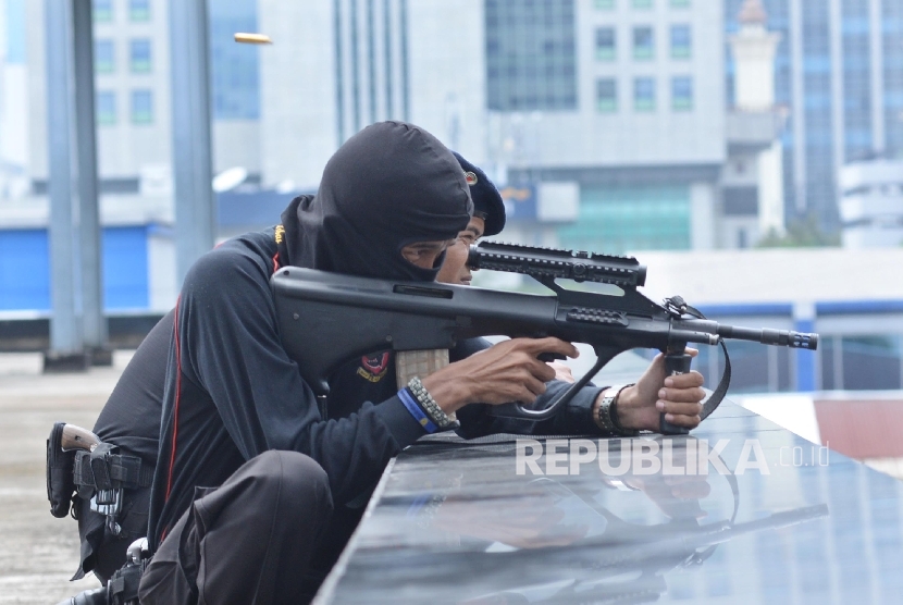 Anggota Brimob melakukan simulasi penanganan terorisme di lapangan Polda Metro Jaya, Jakarta, Kamis (4/2).  (Republika/Yasin Habibi) 