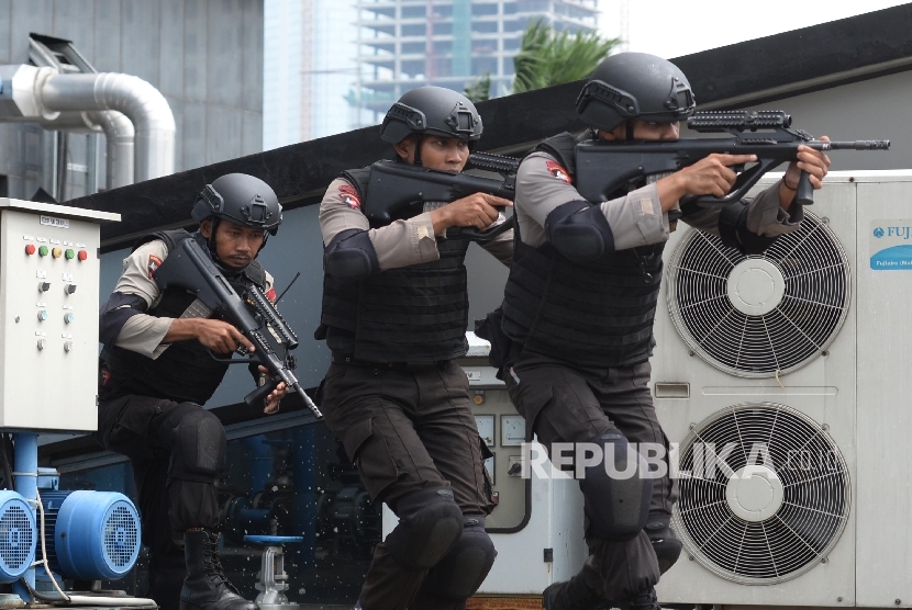 Anggota Brimob melakukan simulasi penanganan terorisme di lapangan Polda Metro Jaya, Jakarta, Kamis (4/2).  (Republika/Yasin Habibi) 