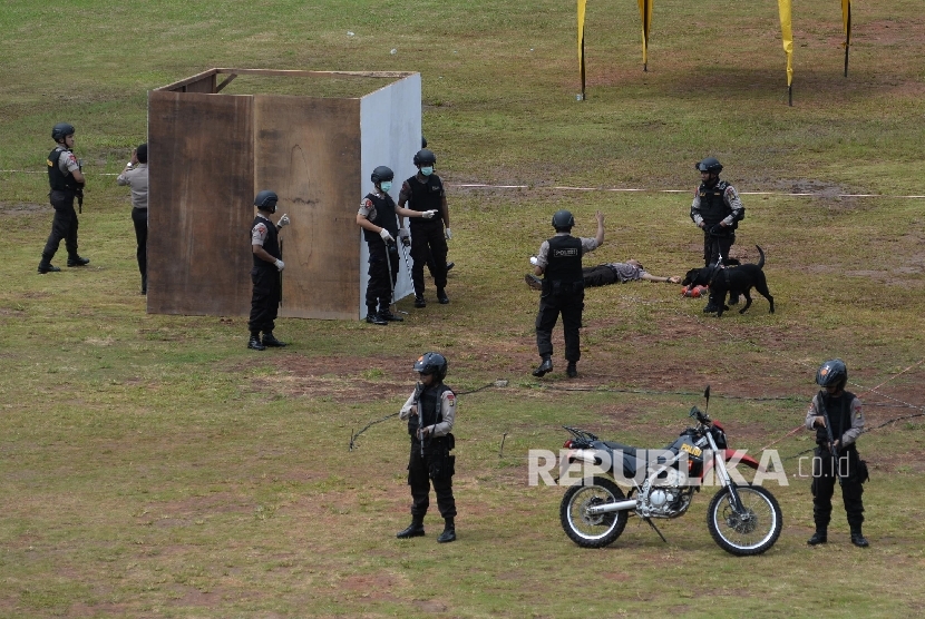 Anggota Brimob melakukan simulasi penanganan terorisme di lapangan Polda Metro Jaya, Jakarta, Kamis (4/2). 
