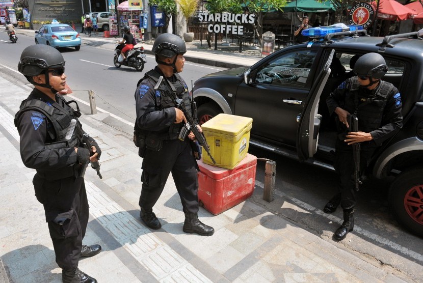 Anggota Brimob Polda Bali berpatroli 