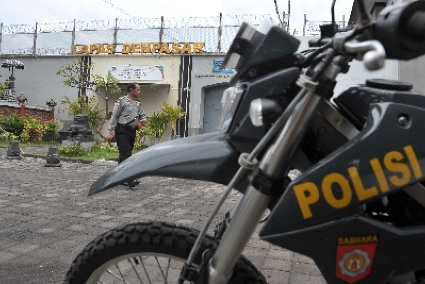 Anggota Brimob Polda Bali jaga Lapas Kerobokan.