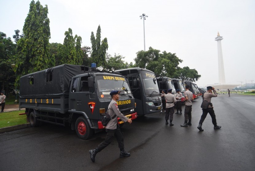 Anggota Brimob Polda Jawa Barat yang diperbantukan untuk pengamanan Pilkada DKI Jakarta bersiaga di kawasan Monas, Jakarta, Selasa (18/4). 