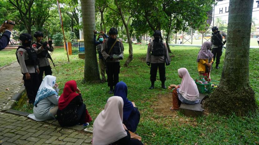 Anggota Brimob Polda Sumbar bubarkan kerumunan di Ruang Terbuka Hijau Imam Bonjol, Kota Padang