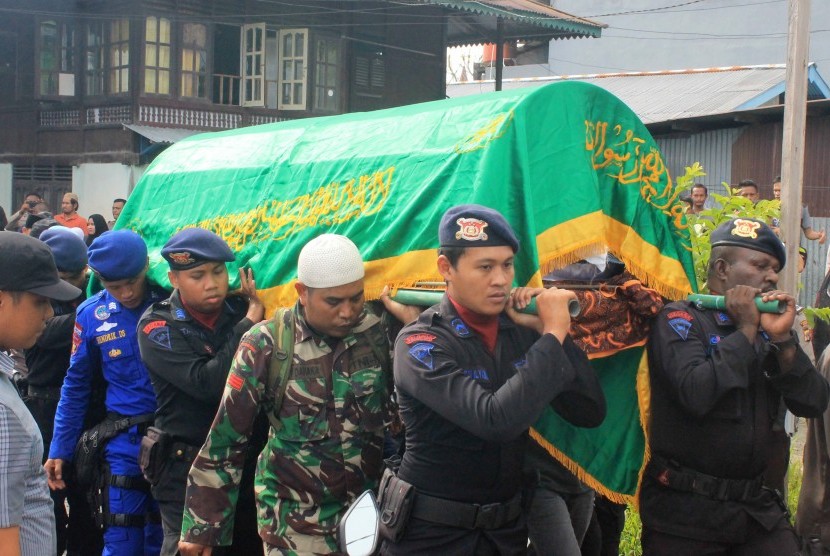 Members of the Police Mobile Brigade and TNI personnels took the body of the deceased Brigadier Firman to be buried in Timika, Mimika, Papua, Wednesday (15/11). Brigadier Firman was a member of the Integrated Operations Task Force who died while pursuing members of an armed criminal group around Mile 69, Tembagapura district also at the same day.
