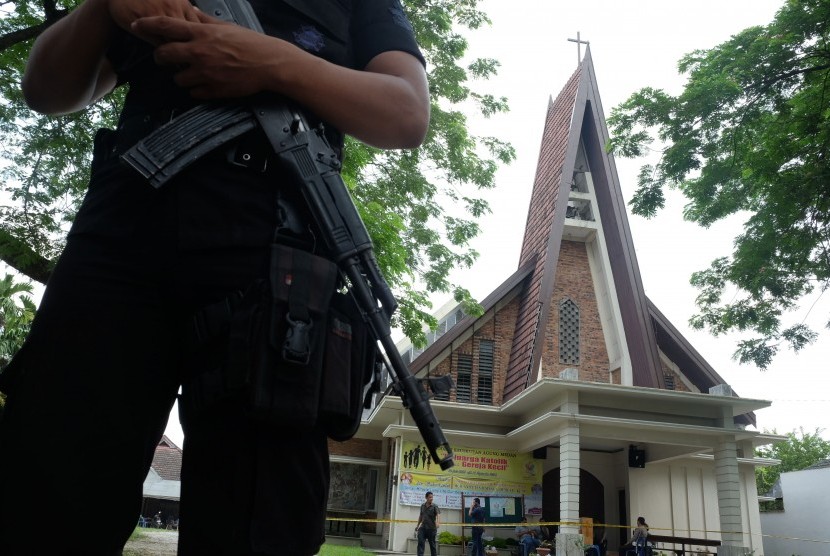 Anggota Brimob Polri melakukan penjagaan di halaman Gereja Katolik Stasi Santo Yosep pascaperistiwa teror bom di gereja tersebut di Medan, Sumatra Utara, Minggu (28/8). 