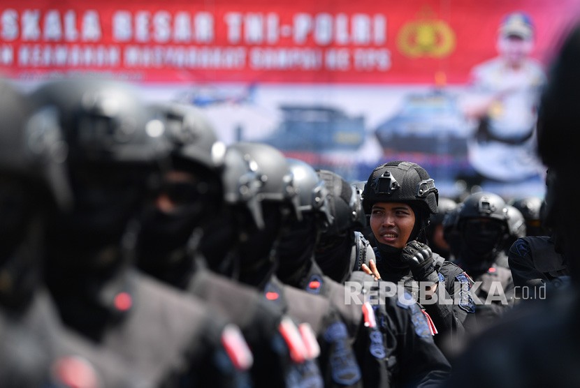 Anggota Brimob POLRI mengikuti Apel Patroli Skala Besar TNI-Polri di JIExpo, Kemayoran, Jakarta Pusat, Ahad (14/4/2019). 