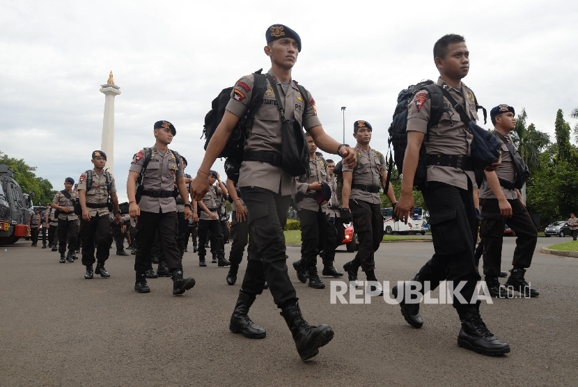   Anggota Brimob tiba kawasan Monas saat persiapan aksi 212, Jakarta, Kamis (1/12). 