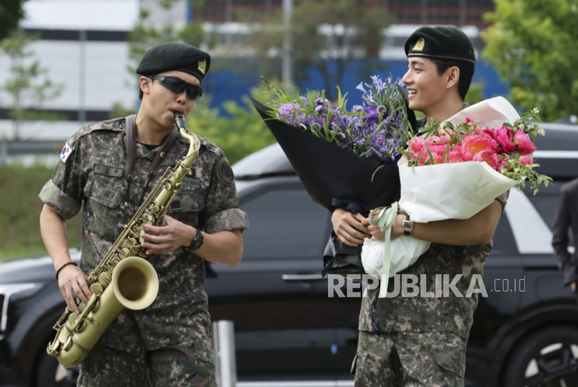 Anggota BTS RM (kiri) memainkan saksofon bersama V (kanan) saat bertemu penggemar di Taman Olahraga Sinbuk, Korea Selatan, setelah menyelesaikan 18 bulan wajib militer pada Selasa(10/6/2025).
