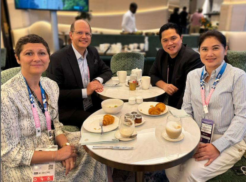 Anggota Central Board FIBA Erick Thohir (kanan atas) saat ngopi bareng dengan Sekjen FIBA Andreas Zagklis di Paris.