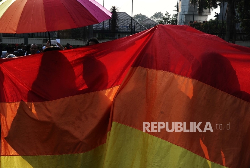 Bangladesh Buka Madrasah Transgender Pertama. Anggota dalam Komunitas Lesbian, Gay, Biseksual, Transgender, dan Interseks (LGBTI) menggelar aksi di Bundaran HI, Jakarta, Ahad (17/5). Aksi ini dilakukan untuk memperingati Internasional Day Against Homophobia dan Transphobia.