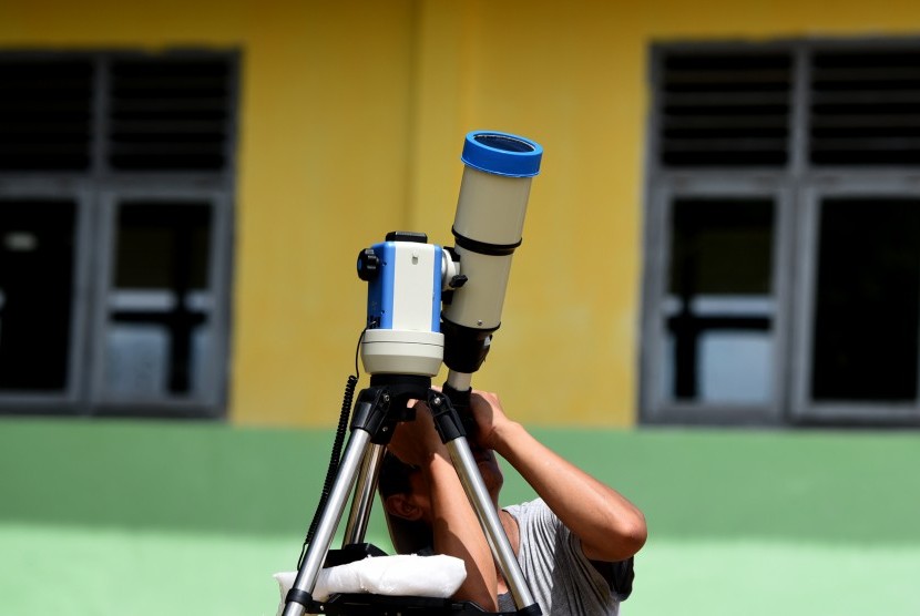 Anggota dari komunitas Langit Selatan mencoba peralatan untuk mengamati gerhana matahari total yang akan terjadi pada Rabu (9/3) di Maba, Halmahera Timur, Maluku Utara, Selasa (8/3).