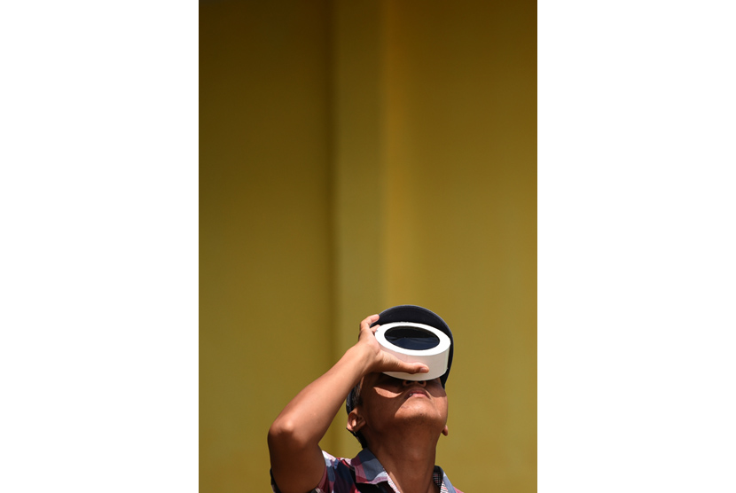 Anggota dari komunitas Langit Selatan mencoba peralatan untuk mengamati gerhana matahari total yang akan terjadi pada Rabu (9/3) di Maba, Halmahera Timur, Maluku Utara, Selasa (8/3). 
